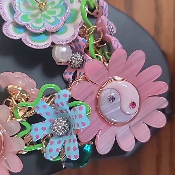 Betsey Johnson flower necklace - Picture 4 of 8
